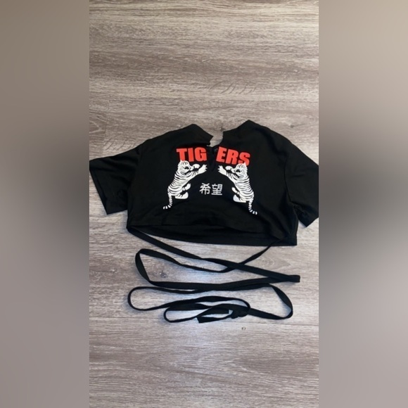 Graphic tie crop top with slit ♡. - Picture 3 of 3